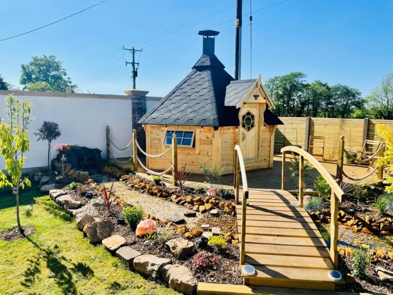 Anglijoje Mindaugas Brazaitis ir „Eco wood hut“ žmonėms kuria naminę laimę