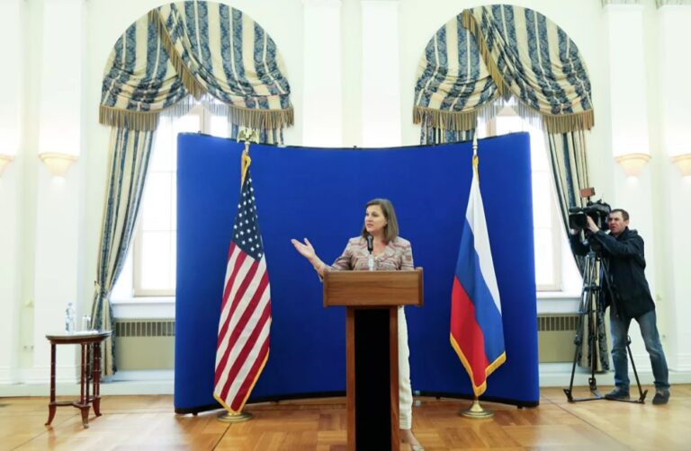 Bizūnas ar sausainiai: ką V. Nuland iš tikrųjų veža į Rusiją
