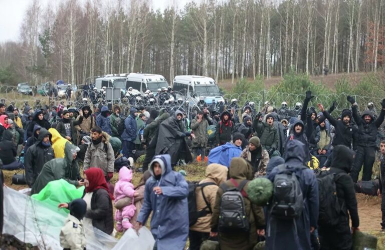 „Jie neįeis”: Lenkijos ir Baltarusijos pasienyje didėja priešprieša dėl migrantų