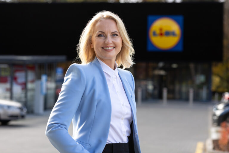 „Lidl Lietuva“ rankose dar du apdovanojimai: tapo „Metų darbdaviu 2023“ ir „Darbo rinkos lyderiu 2023“ prekybos kategorijoje