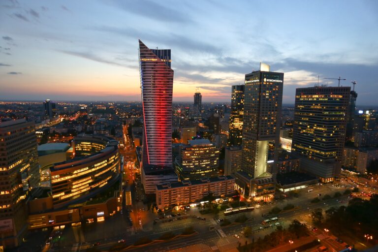 Kur pirkti butą Varšuvoje: geriausi rajonai ir kainos 2025
