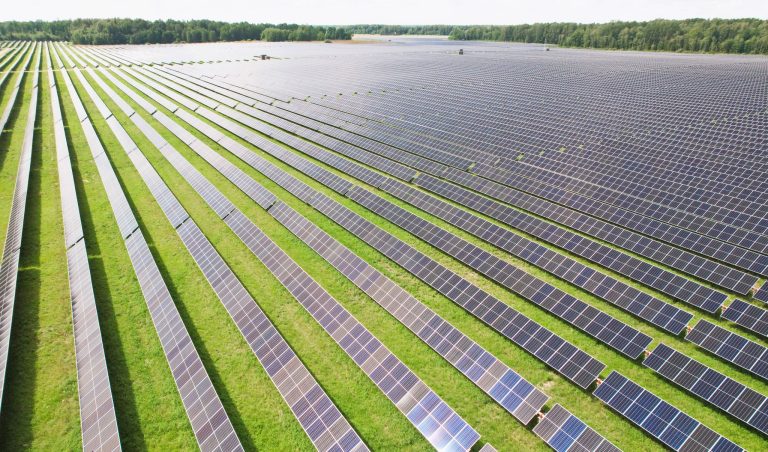 Energijos gamybą pradėjo „European Energy“ saulės parkas, pirmasis Lietuvoje prijungtas prie balansavimo rinkos