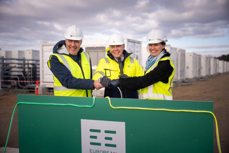 „European Energy“ atidarė didžiausią Šiaurės Europoje baterijų ir saulės energijos hibridinį parką