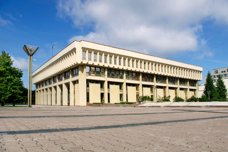 Siūloma degalų kainas didinti tik kartą per parą – elektros tiekėją būtų galima pakeisti per 48 valandas