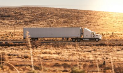 Sunkvežimis kelyje – autonominio transporto ir logistikos iliustracija