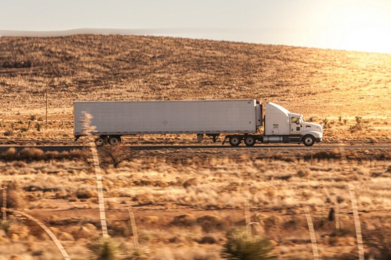 „Nvidia“ žengia giliau į logistiką: su „Einride“ spartins autonominių sunkvežimių plėtrą