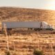 Sunkvežimis kelyje – autonominio transporto ir logistikos iliustracija