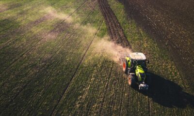 Žemės ūkio technika laukuose – asociatyvi biodegalų gamybos nuotrauka