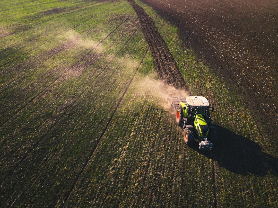 Žemės ūkio technika laukuose – asociatyvi biodegalų gamybos nuotrauka