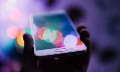 Išmanusis telefonas rankoje – Black Friday telefonų akcijų iliustracija
