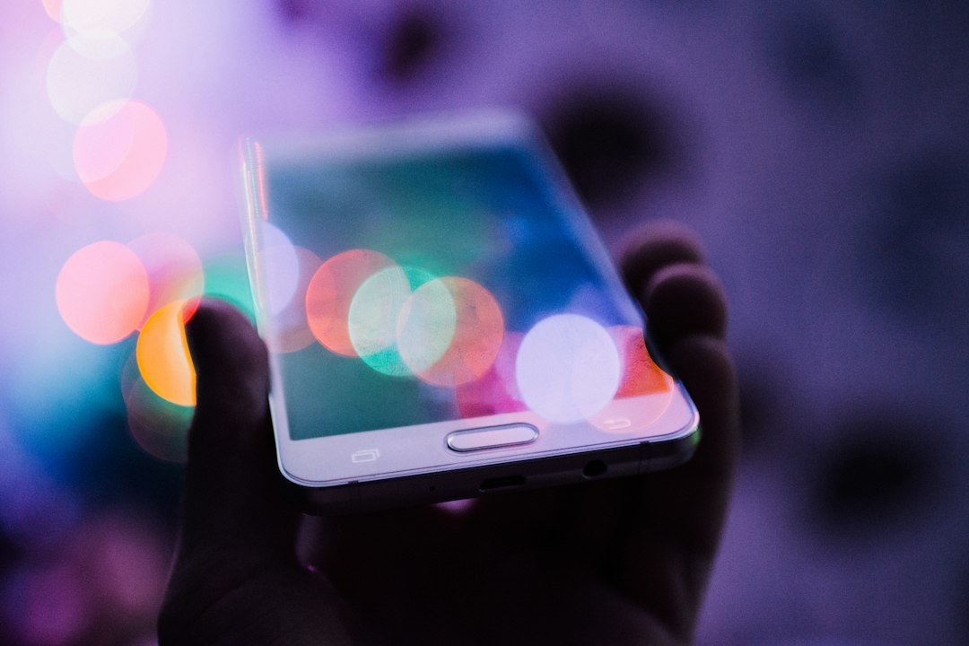 Išmanusis telefonas rankoje – Black Friday telefonų akcijų iliustracija
