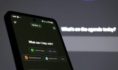 Dirbtinio intelekto asistento sąsaja išmaniajame telefone