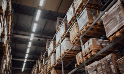 Siuntos sandėlyje – elektroninės prekybos ir logistikos iliustracija