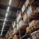 Siuntos sandėlyje – elektroninės prekybos ir logistikos iliustracija