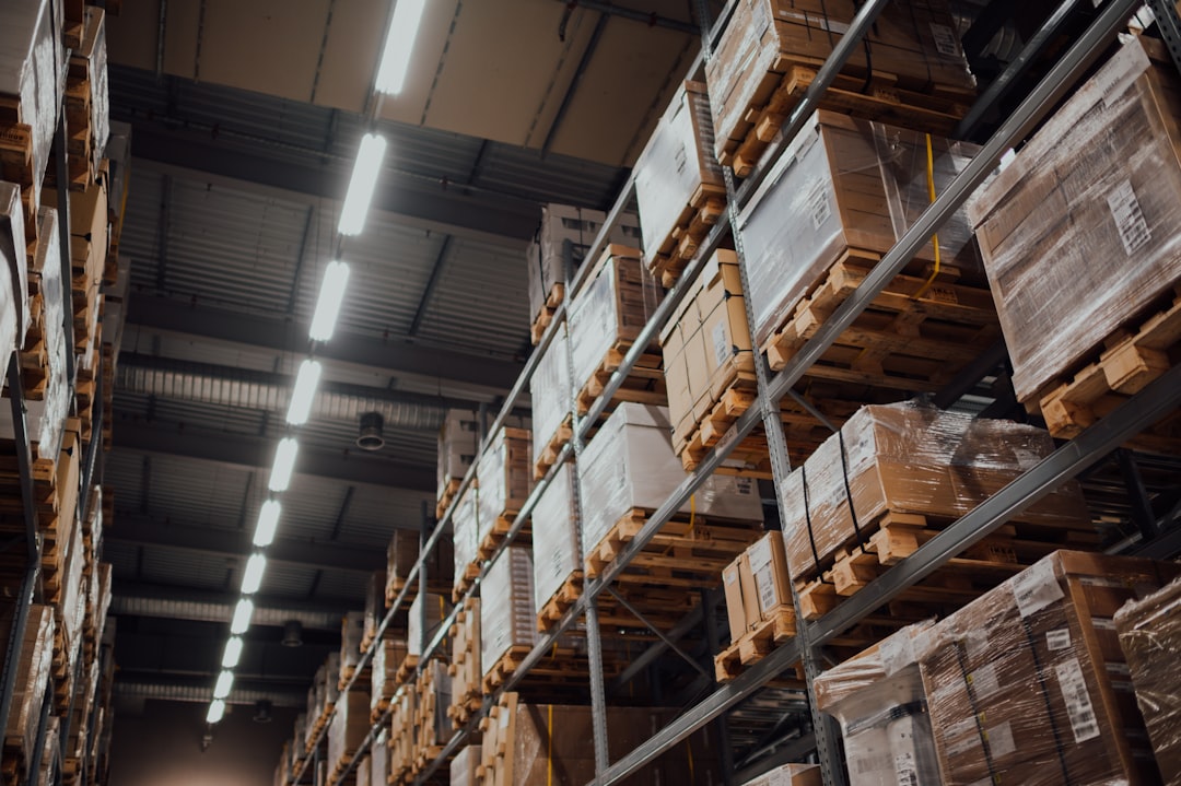 Siuntos sandėlyje – elektroninės prekybos ir logistikos iliustracija