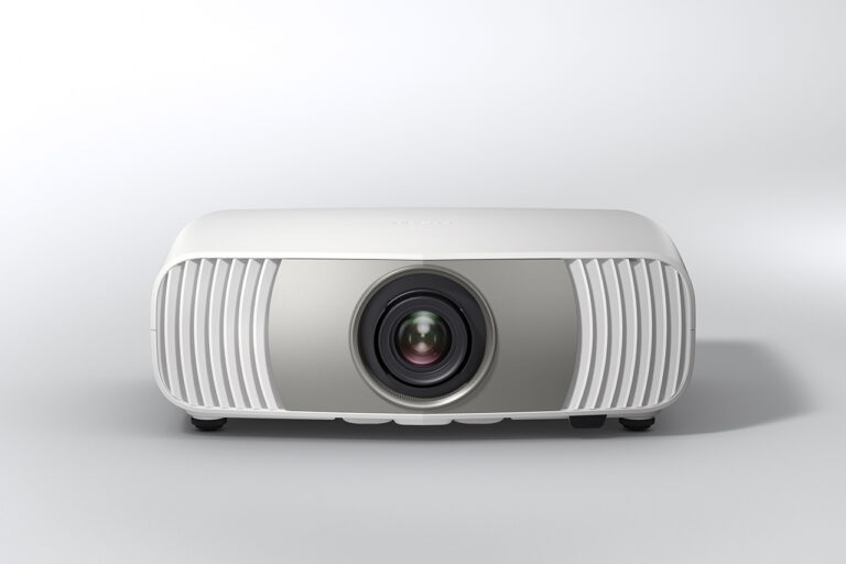 „Epson“ pristato naujus 4K lazerinius namų kino projektorius su dirbtinio intelekto technologija