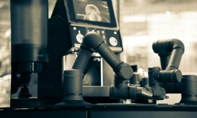 Robotas barista automatizuotoje kavinėje – asociatyvi nuotrauka