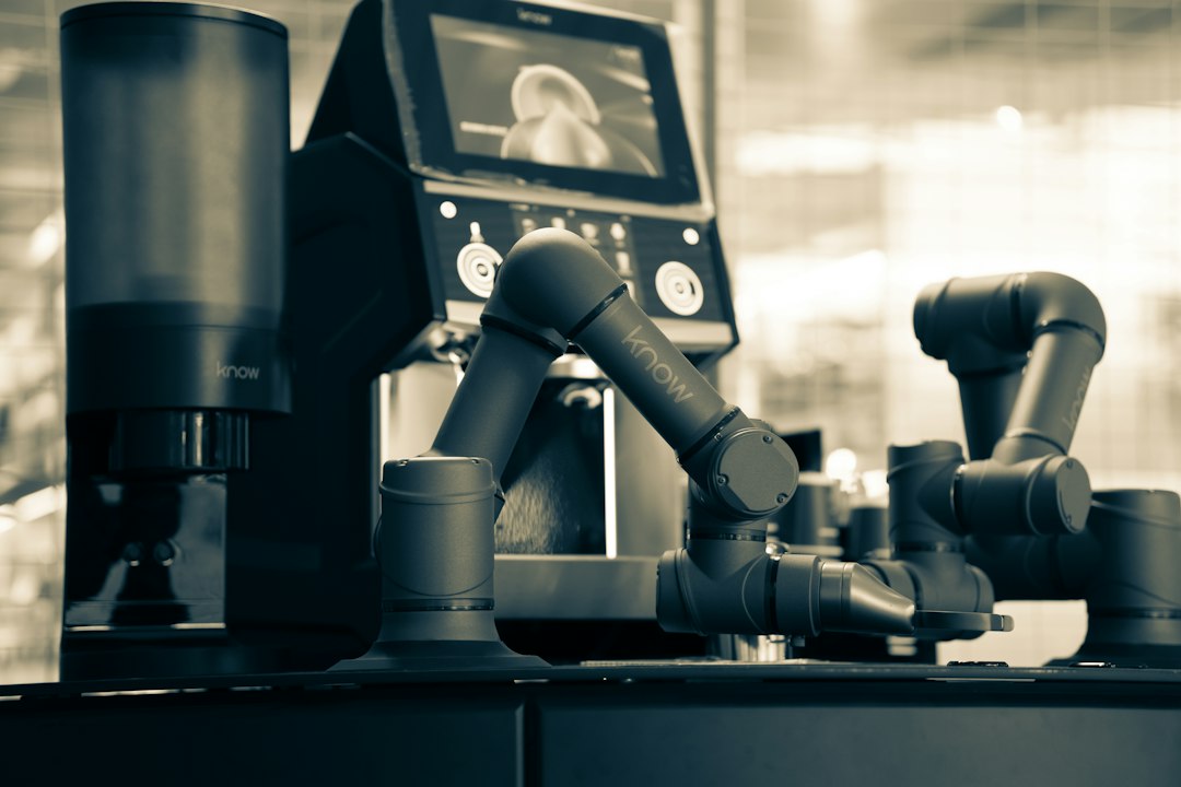 Robotas barista automatizuotoje kavinėje – asociatyvi nuotrauka