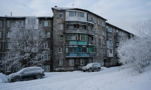 Daugiabutis žiemą – šildymo sezono asociatyvi nuotrauka