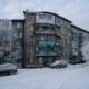 Daugiabutis žiemą – šildymo sezono asociatyvi nuotrauka