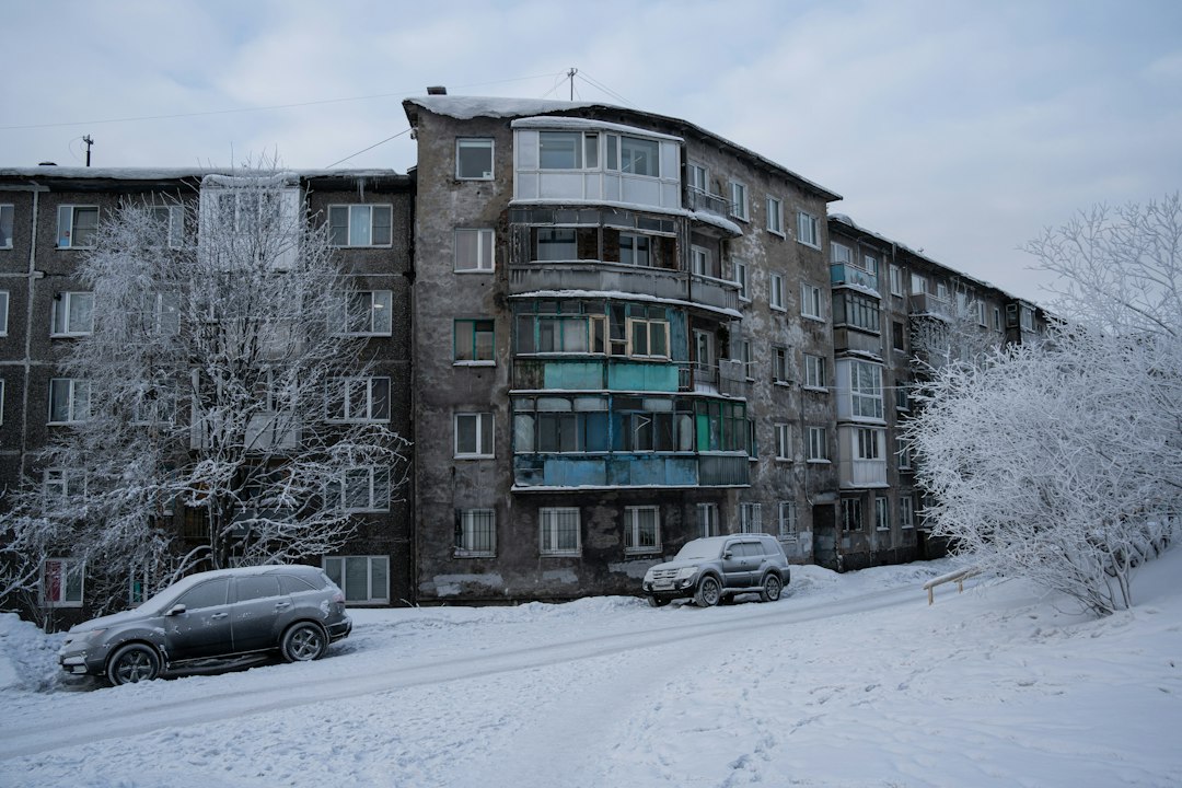 Daugiabutis žiemą – šildymo sezono asociatyvi nuotrauka
