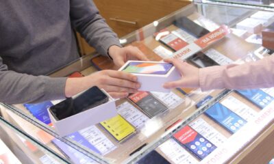 Telefonų pirkimas parduotuvėje – asociatyvi nuotrauka
