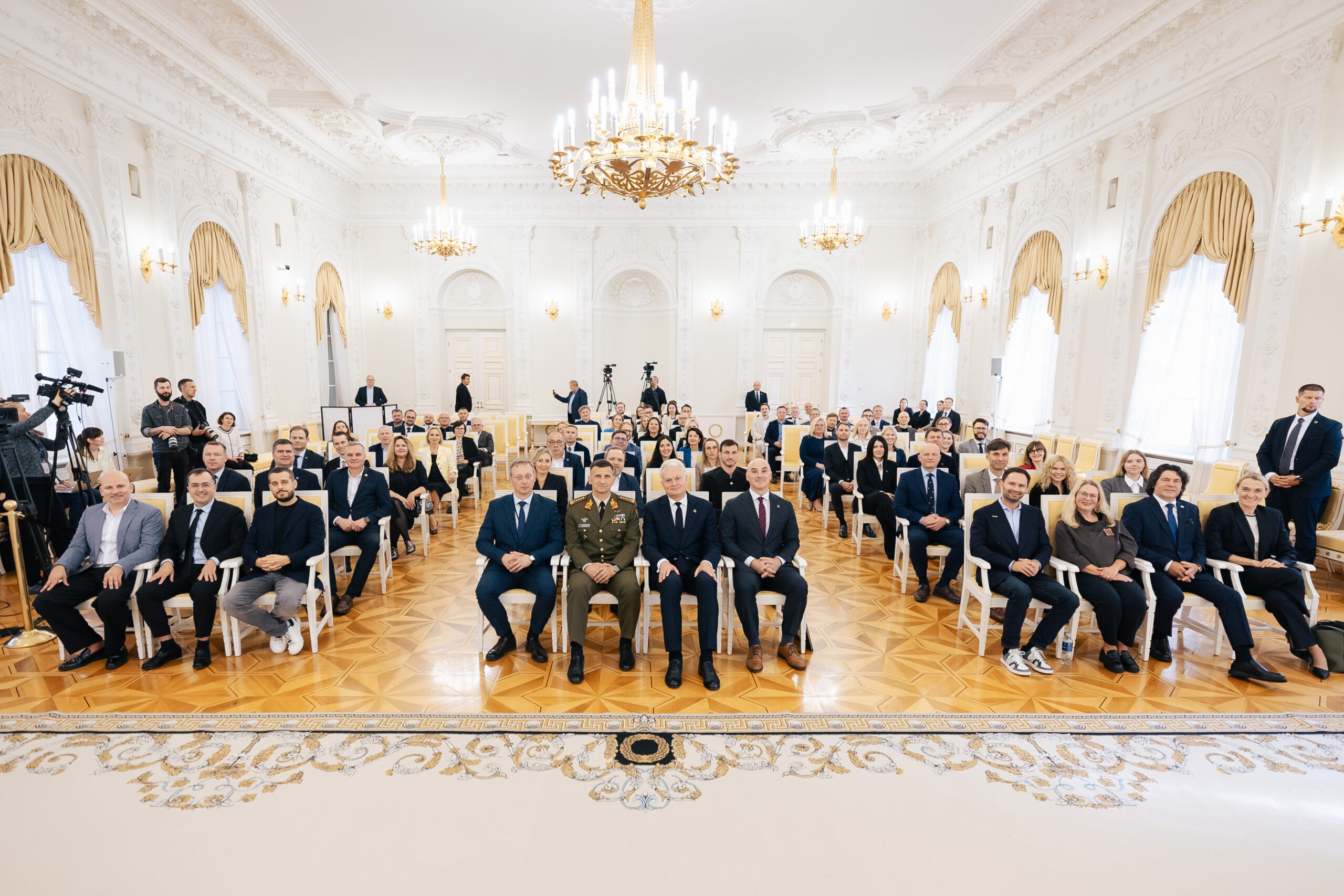 „TransferGo“ atstovai įsipareigojimų visuotinei gynybai chartijos pasirašymo renginyje
