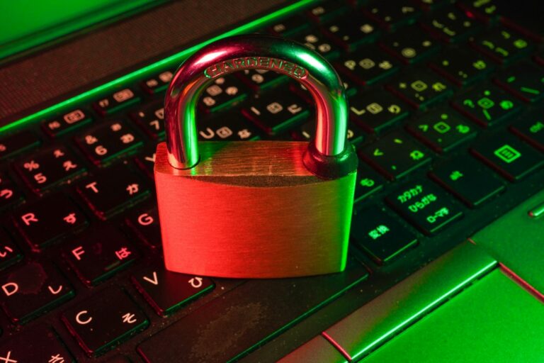 DI agentams kuriami atskiri „raktai“: „1Password“ sprendžia vieną didžiausių automatizavimo problemų
