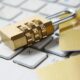 Spyna ant kompiuterio klaviatūros – izoliuotos DI mokymo aplinkos saugumo iliustracija