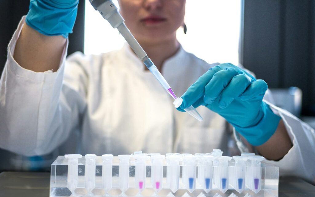 Teminė iliustracija: medical laboratory scientist blood testing