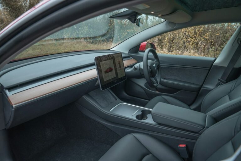 „Tesla“ keičia pajamų modelį: autonominio vairavimo paslaugų prenumeratų jau 1,7 mln.