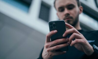 Jauni žmonės naudojasi išmaniuoju telefonu – iliustracinė nuotrauka