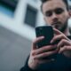 Jauni žmonės naudojasi išmaniuoju telefonu – iliustracinė nuotrauka