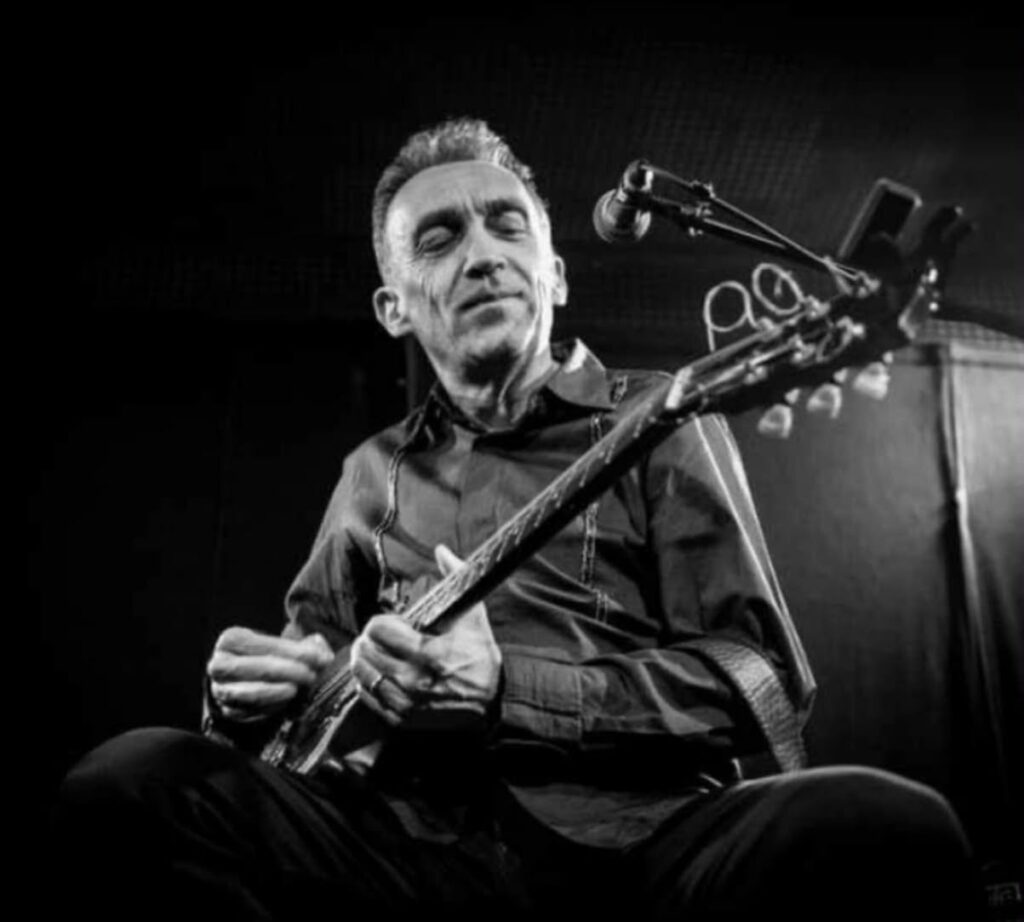 Britų gitaristas Justin Adams