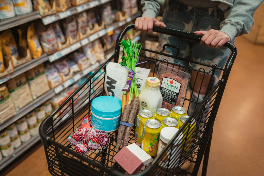Lietuviai toliau važiuoja apsipirkti į Lenkiją: kai kurių produktų kainų skirtumas išlieka ryškus