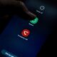 Perkraunamas išmanusis telefonas – asociatyvi nuotrauka