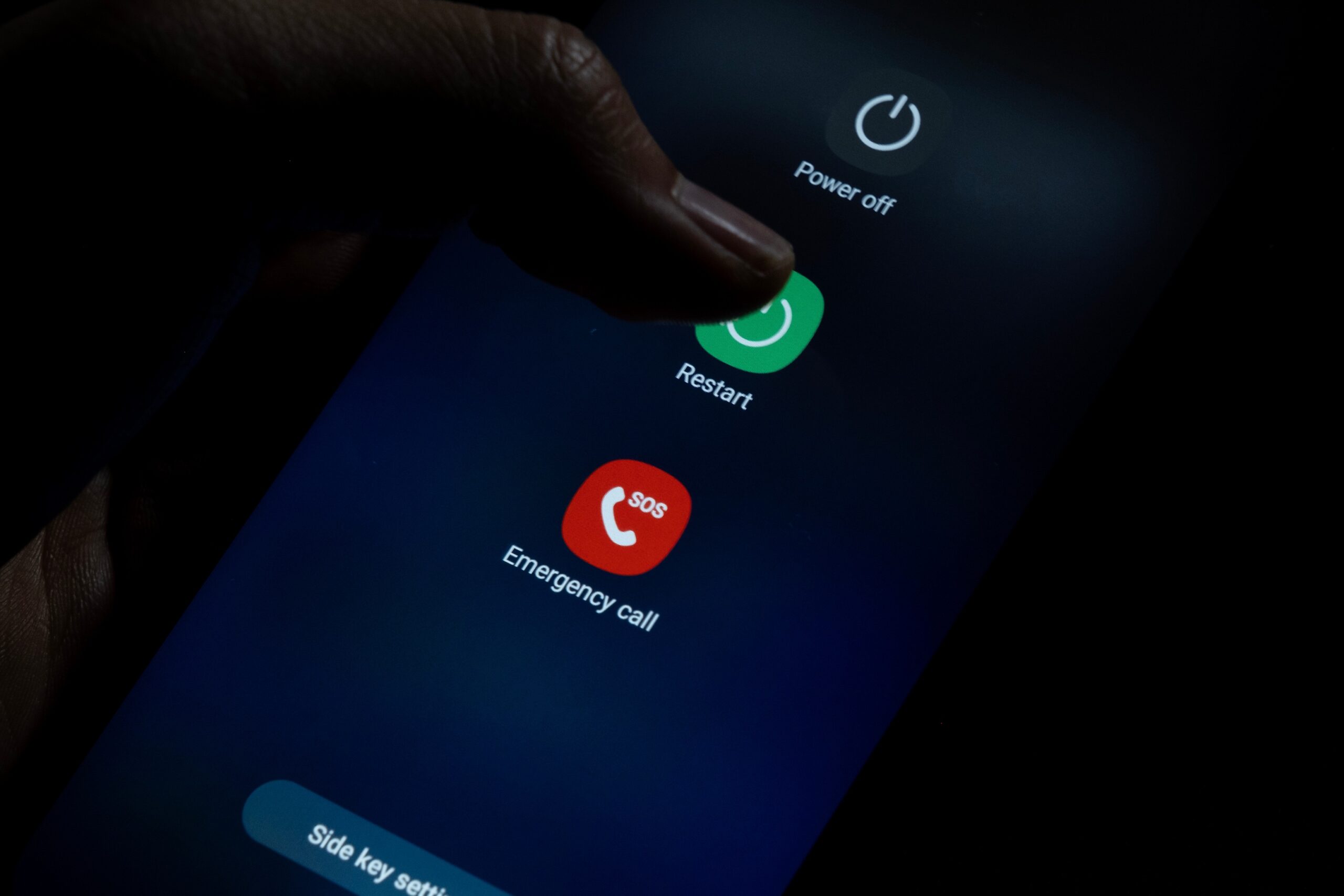 Perkraunamas išmanusis telefonas – asociatyvi nuotrauka