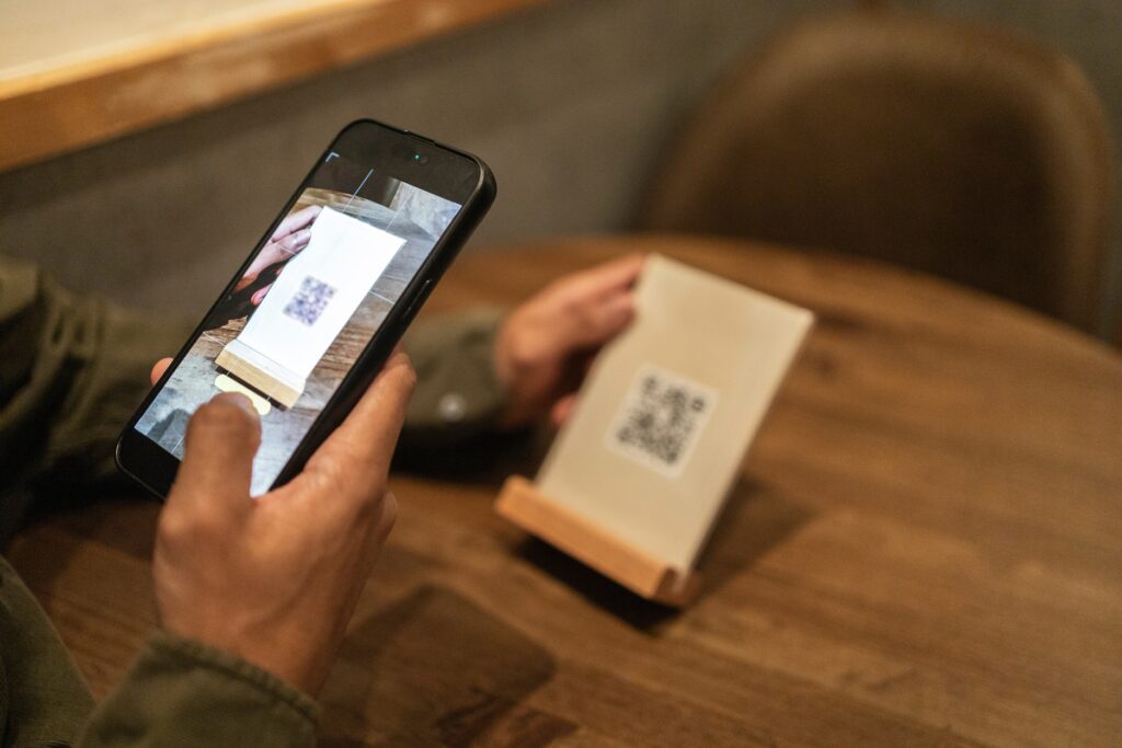 Telefonu nuskaitomas QR kodas – sukčiavimo rizika
