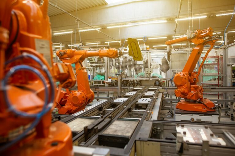 Robotą perprogramuoti nebereikia savaičių: nauja technologija gali pakeisti mažų gamyklų automatizavimą
