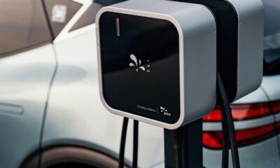 Elektromobilis prie įkrovimo stotelės, iliustracinė nuotrauka