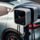 Elektromobilis prie įkrovimo stotelės, iliustracinė nuotrauka