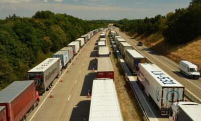 Krovininiai sunkvežimiai, iliustruojantys krovinių transporto sektorių